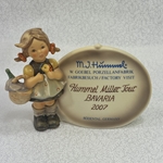 M.I. Hummel 722 Little Visitor Plaque, Hummel Miller Tour Bavaria 2007, Tmk 8