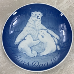 Bing & Grondahl Mother's Day Plate, 1974 Polar Bear & Cubs