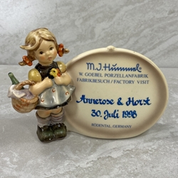 M.I. Hummel 722 Little Visitor Plaque, Personalized, Annerose & Horst 30 July 1998, Tmk 7