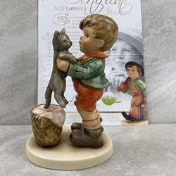 M.I. Hummel 2033 Kitty Kisses, 57/75 75th Anniversary, Tmk 9