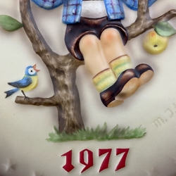 M.I. Hummel 270 Apple Tree Boy, 1977 Annual Plate, Early Sample, Tmk 5